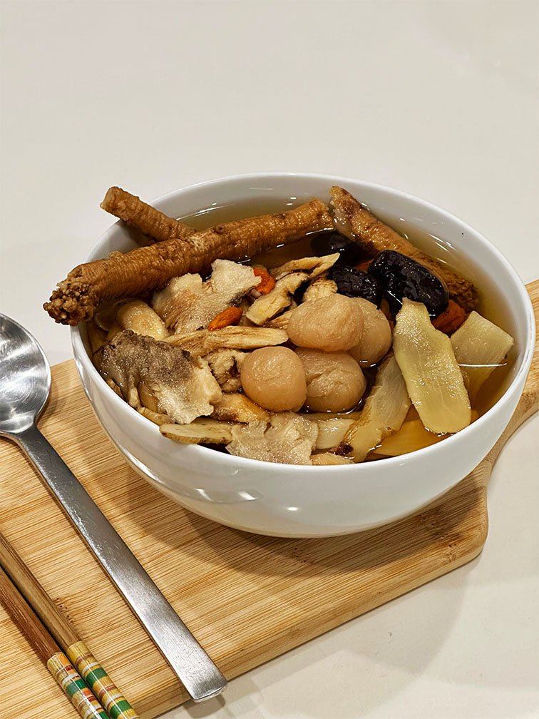 Close-up of prepared Energy Soup in a bowl - 當歸黨參北芪補氣湯 offering body energization, spleen and stomach health, and blood nourishment benefits with natural ingredients. 一碗已煮好的當歸黨參北芪補氣湯特寫,提供補益氣血功效,採用天然食材。