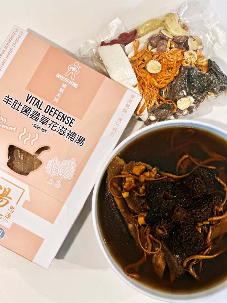 Vital Defense Soup – Full product view with packaging, dried ingredients, and finished soup 羊肚菌蟲草花滋補湯完整展示圖 – 湯包、乾料與完成湯水一覽圖