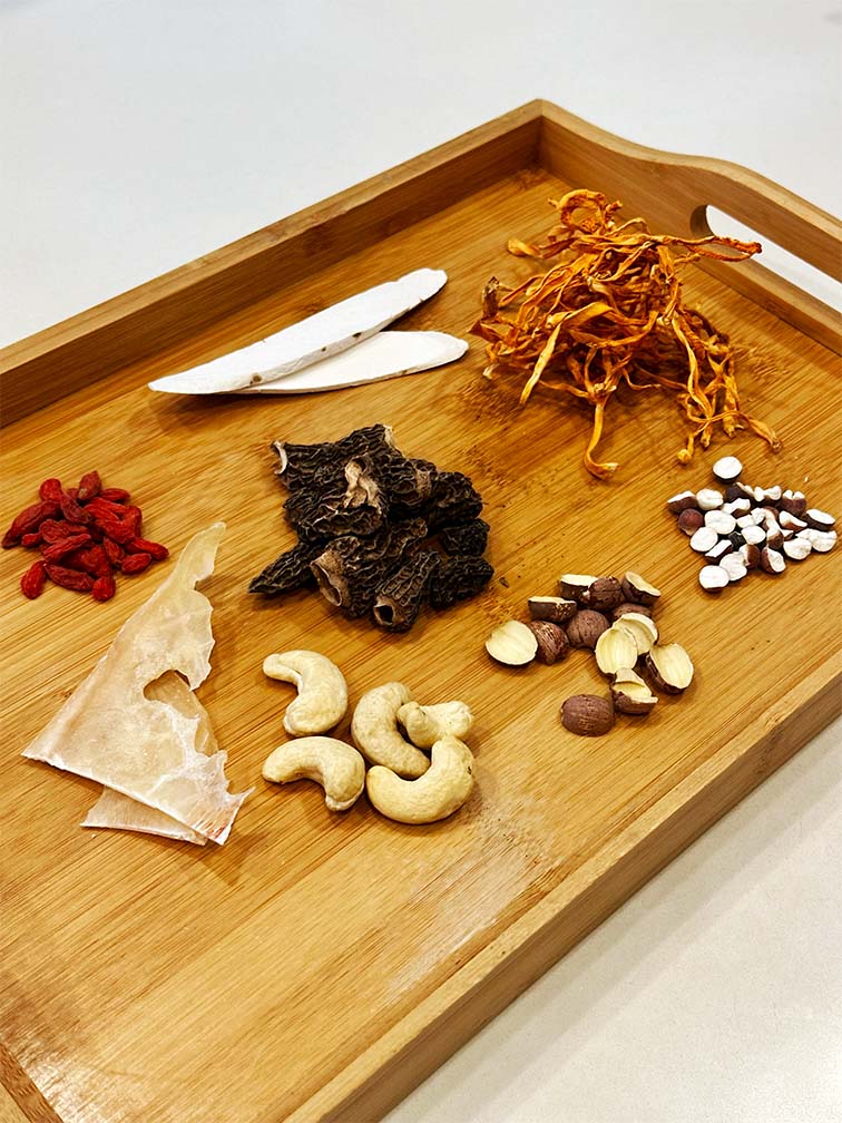 Herbal ingredients for Vital Defense Soup – including morel mushroom, cordyceps flower, goji, and Solomon’s seal 羊肚菌蟲草花滋補湯材料展示 – 含羊肚菌、蟲草花、杞子、玉竹等藥材