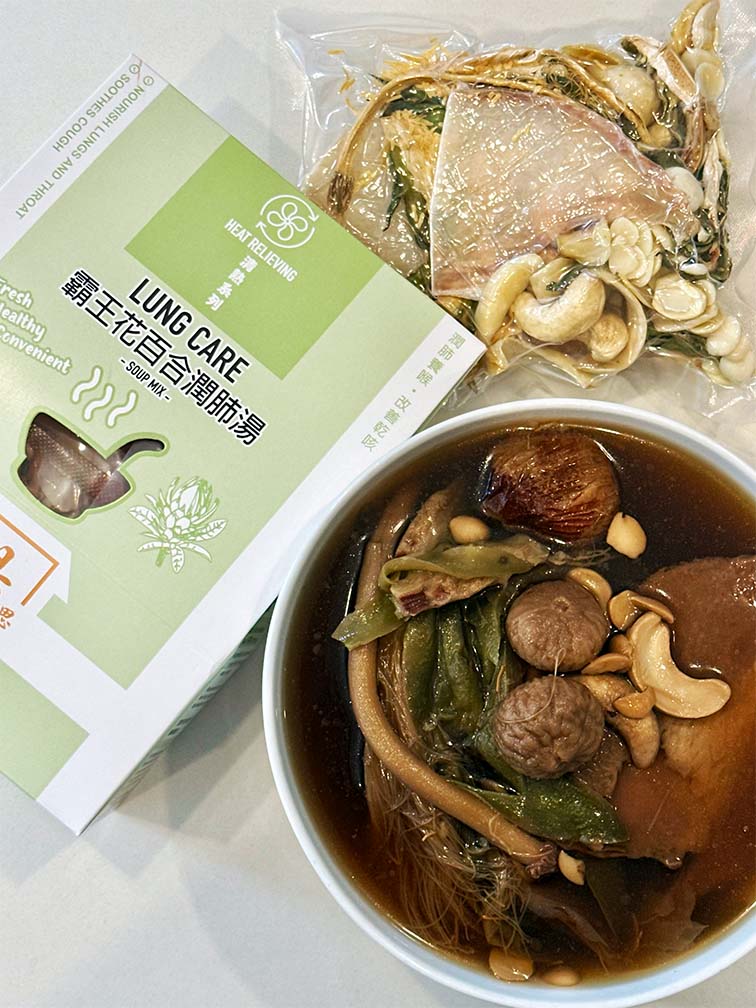 Lung Care Soup – Full view of herbal ingredients, packaging, and ready-to-eat soup with ba wang hua and lily 霸王花百合潤肺湯完整圖 – 展示湯包、乾料與煲好湯水,潤肺化痰、滋養呼吸道