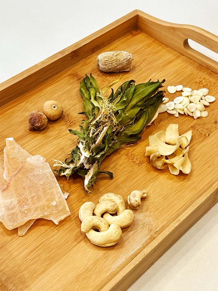 Herbal ingredients for Lung Care Soup – includes ba wang hua, lily bulb, apricot kernels, and snow fungus 霸王花潤肺湯材料展示 – 含霸王花、百合、南北杏、雪耳等養肺潤喉中藥材