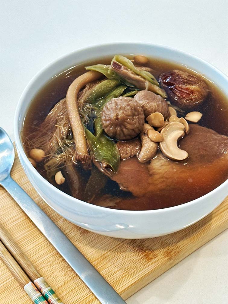 Cooked Lung Care Soup in bowl – herbal soup with soothing ingredients for dry throat and cough 已煮好的霸王花百合潤肺湯 – 滋陰潤燥、舒緩喉嚨不適的中式養生湯