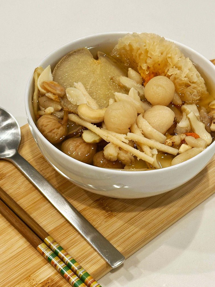 Close-up of prepared Body Moisturize Soup in a bowl - 麥冬沙參雪梨滋潤湯 offering body, lung and skin nourishment benefits with natural ingredients. 一碗已煮好的麥冬沙參雪梨滋潤湯特寫,提供滋陰潤肺功效,採用天然食材。