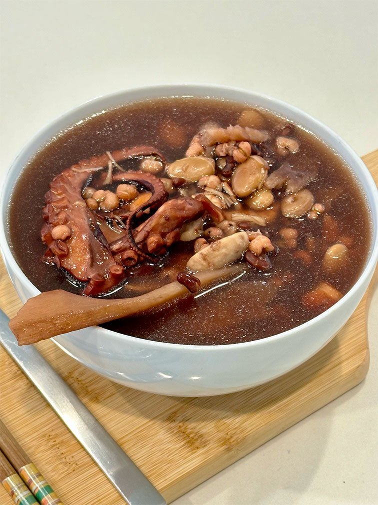 Close-up of prepared Fatigue Fight Soup in a bowl - 章魚赤小豆元貝祛濕湯 offering dampness eliminating benefits with natural ingredients. 一碗已煮好的章魚赤小豆元貝祛濕湯特寫,提供去濕抗疲功效,採用天然食材。