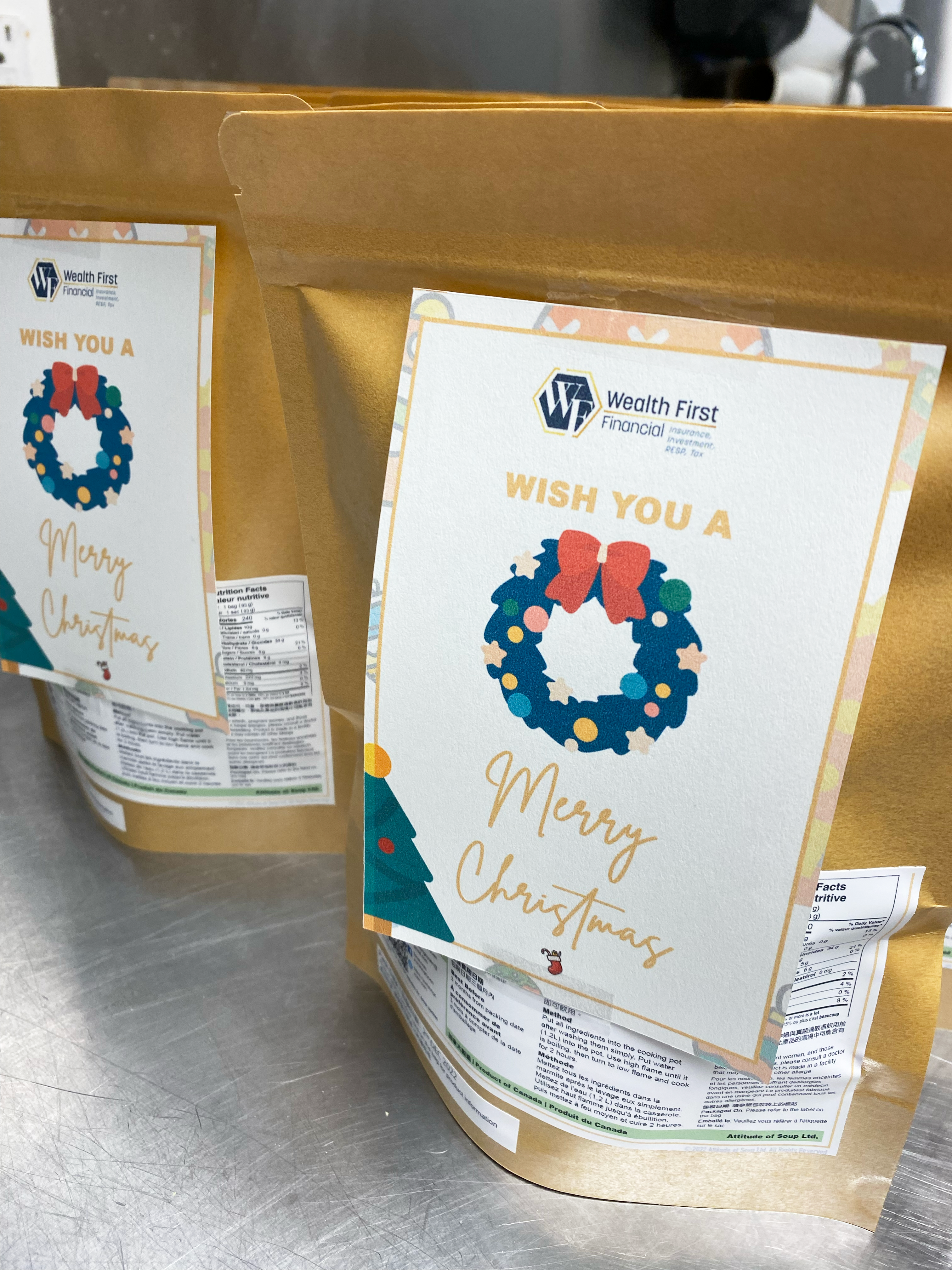 Customised Corporate Gifts which customises a Christmas card and brand logo on soup packets as a warmth gift. 客製化企業禮品,湯包的聖誕咭上印有品牌標誌及窩心祝福字句