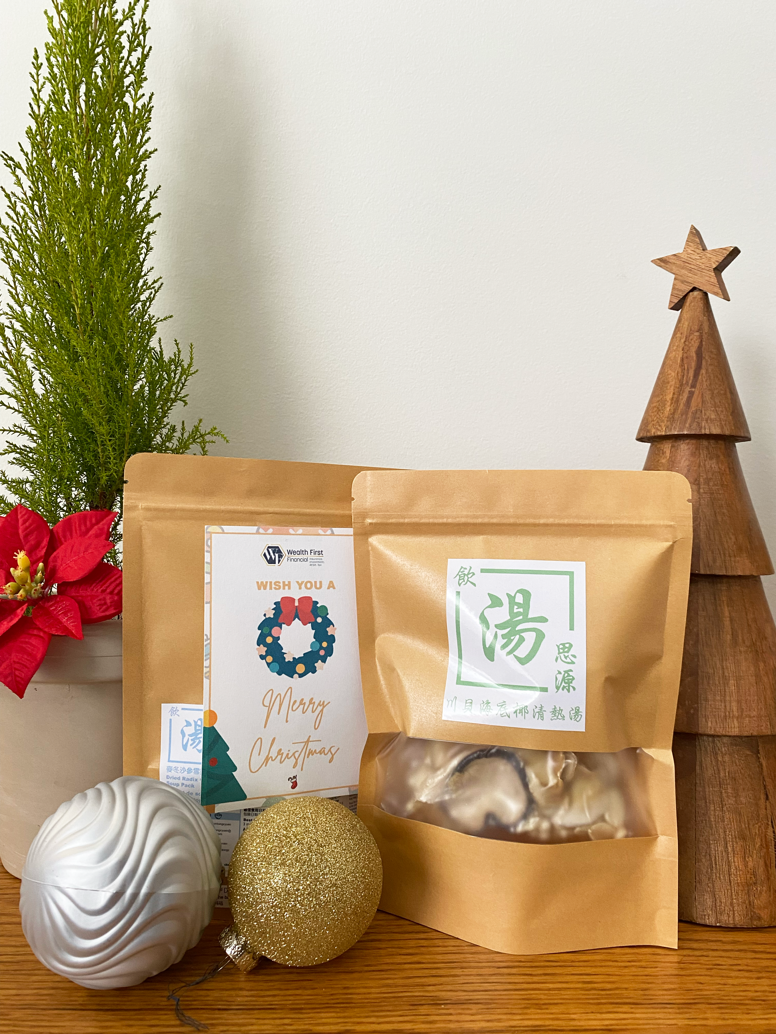Customised Corporate Gifts which customises a Christmas card and brand logo on soup packets as a warmth gift. 客製化企業禮品,湯包的聖誕咭上印有品牌標誌及窩心祝福字句