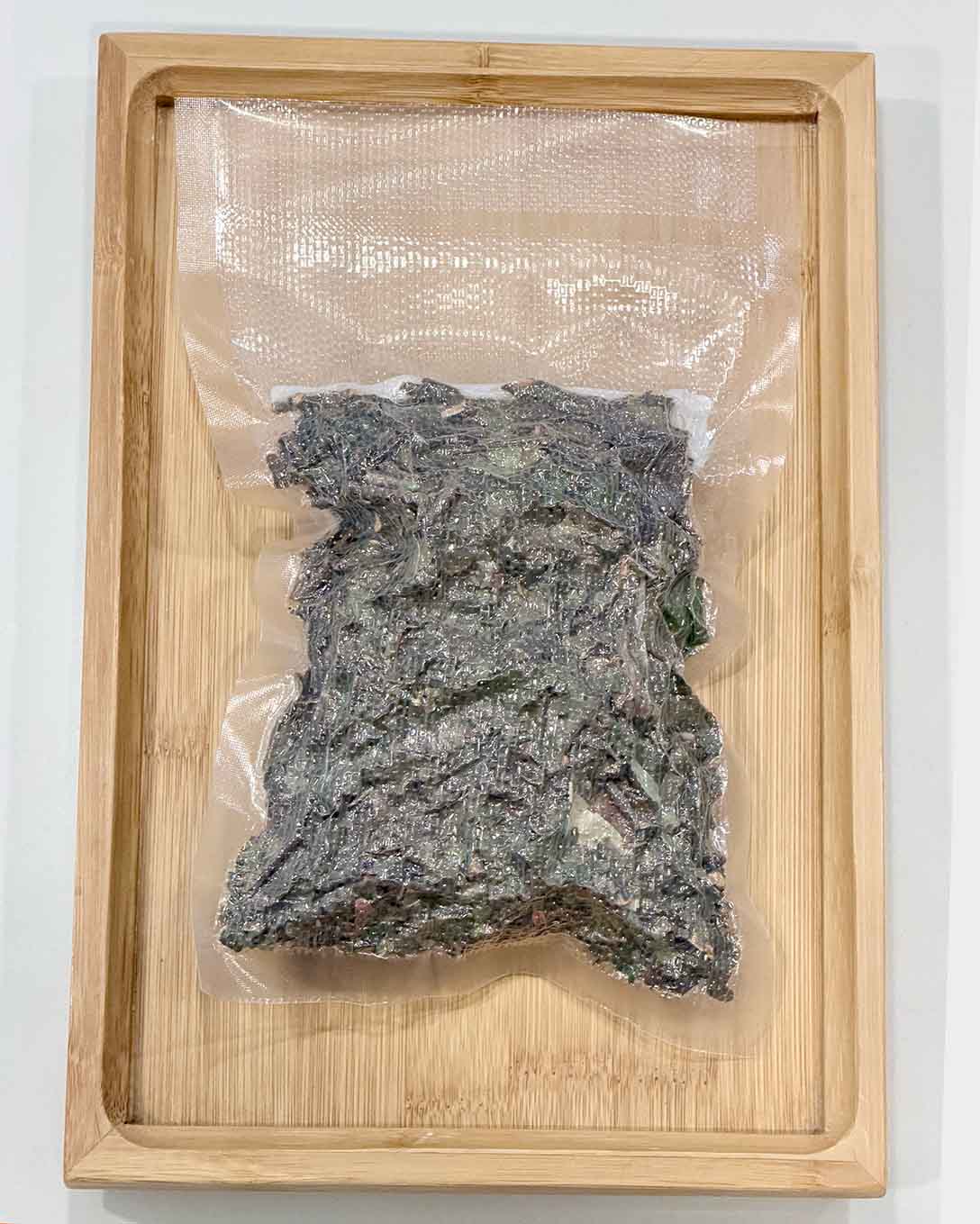 Vacuum-sealed pack of dried Mulberry Mistletoe (Sang Ji Sheng), a Chinese herbal ingredient for soups and herbal drinks. 真空包裝的桑寄生乾料食材,用於港式湯水及中式草本茶飲。