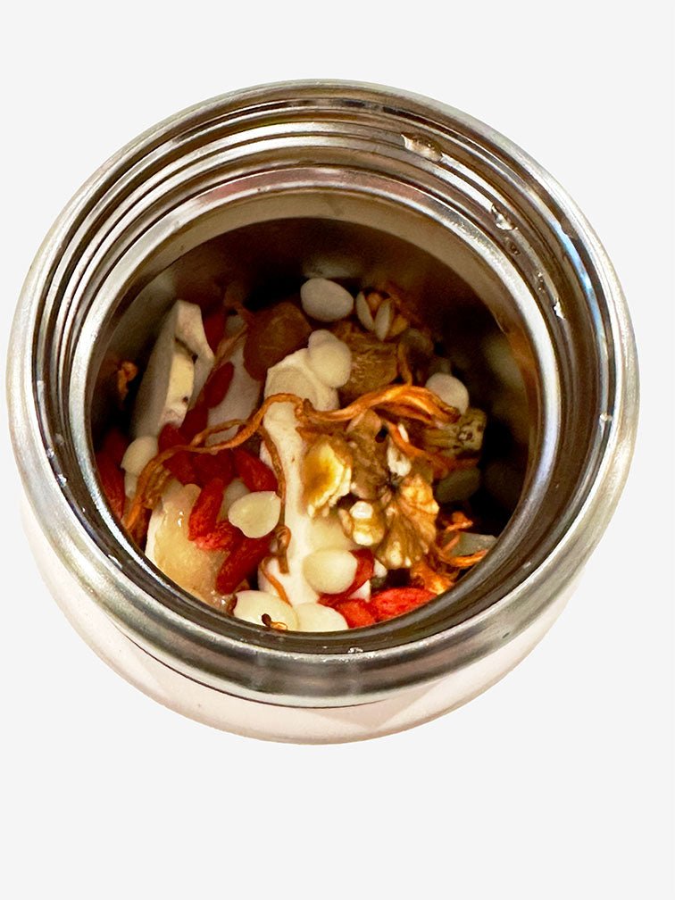 The Stanley food jar in Rose Quartz filled with soup ingredients is being filled with hot water to prepare the soup. 正在把裝了湯料食材的玫瑰粉色Stanley 燜燒壺加入熱水,預備焗湯