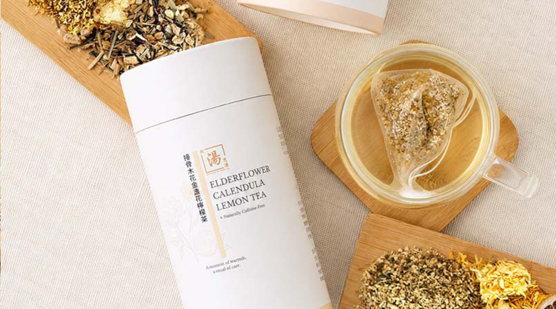 Elderflower Calendula Lemon Flower Tea gift-ready canister with brewed flower tea 接骨木花金盞花檸檬茶茶罐，配以已沖泡零咖啡因花茶及木盤上的乾燥花草材料