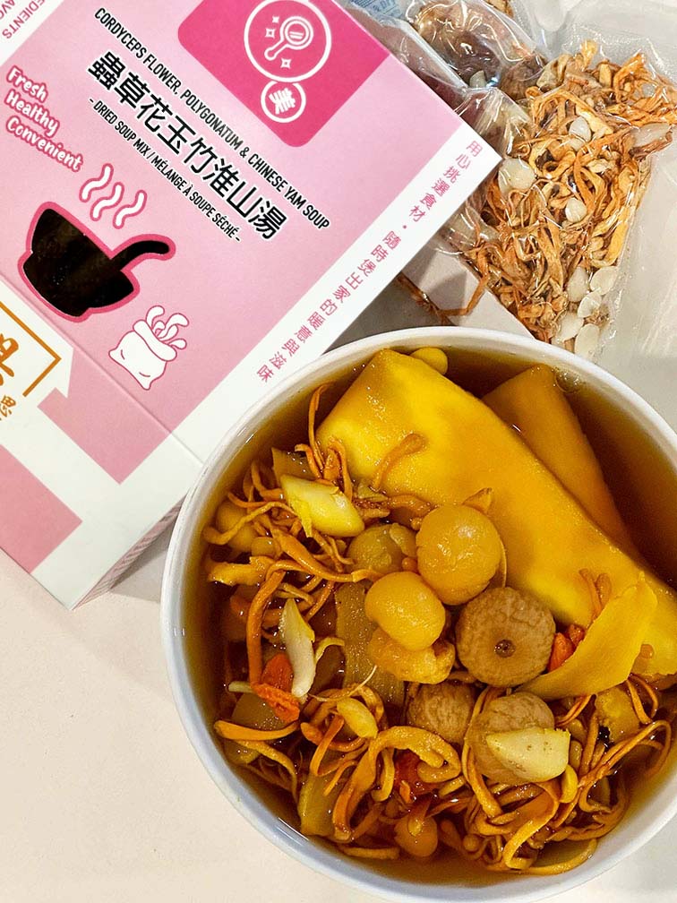 Hong Kong style Cordyceps Flower, Polygonatum and Chinese Yam Soup – dried herbal soup mix with vacuum-sealed ingredients and cooked nourishing soup bowl 港式蟲草花玉竹淮山湯乾湯包成品展示｜盒裝即煮湯料＋真空包裝乾料一覽，搭配煲好湯碗，適合日常滋養的中式湯包