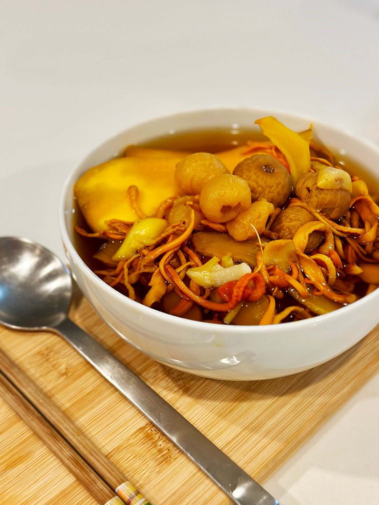 Close-up of prepared Detox Soup in a bowl - 蟲草花玉竹養顏湯 offering detoxing benefits with natural ingredients. 一碗已煮好的蟲草花玉竹養顏湯特寫，提供排毒美顏功效，採用天然食材。