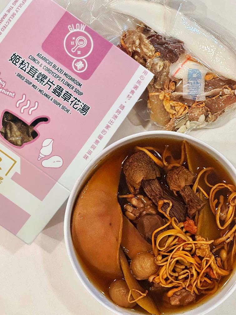 Hong Kong style Agaricus Blazei, Conch and Cordyceps Flower Soup – premium dried soup mix with vacuum-sealed herbal ingredients and rich nourishing soup 港式姬松茸螺片蟲草花湯乾湯包成品展示｜真空密封高級乾料與盒裝湯包同框，配煲好湯碗，呈現菇香層次的家常滋養湯水