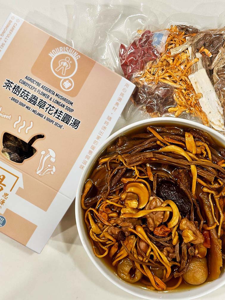 Hong Kong style Tea Tree Mushroom, Cordyceps Flower and Longan Soup – dried Chinese soup mix with vacuum-sealed ingredients and home-style nourishing soup 港式茶樹菇蟲草花桂圓湯乾湯包成品展示｜盒裝即煮湯包＋真空密封乾料（茶樹菇、蟲草花、桂圓等），配煲好湯碗，家常香甜順口湯水