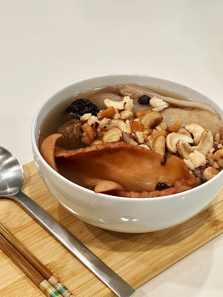 Close-up of prepared Body Warm Soup in a bowl - 元貝螺片南棗補氣湯 offering blood deficiency benefits with natural ingredients. 一碗已煮好的元貝螺片南棗補氣湯特寫，提供暖身補血功效，採用天然食材