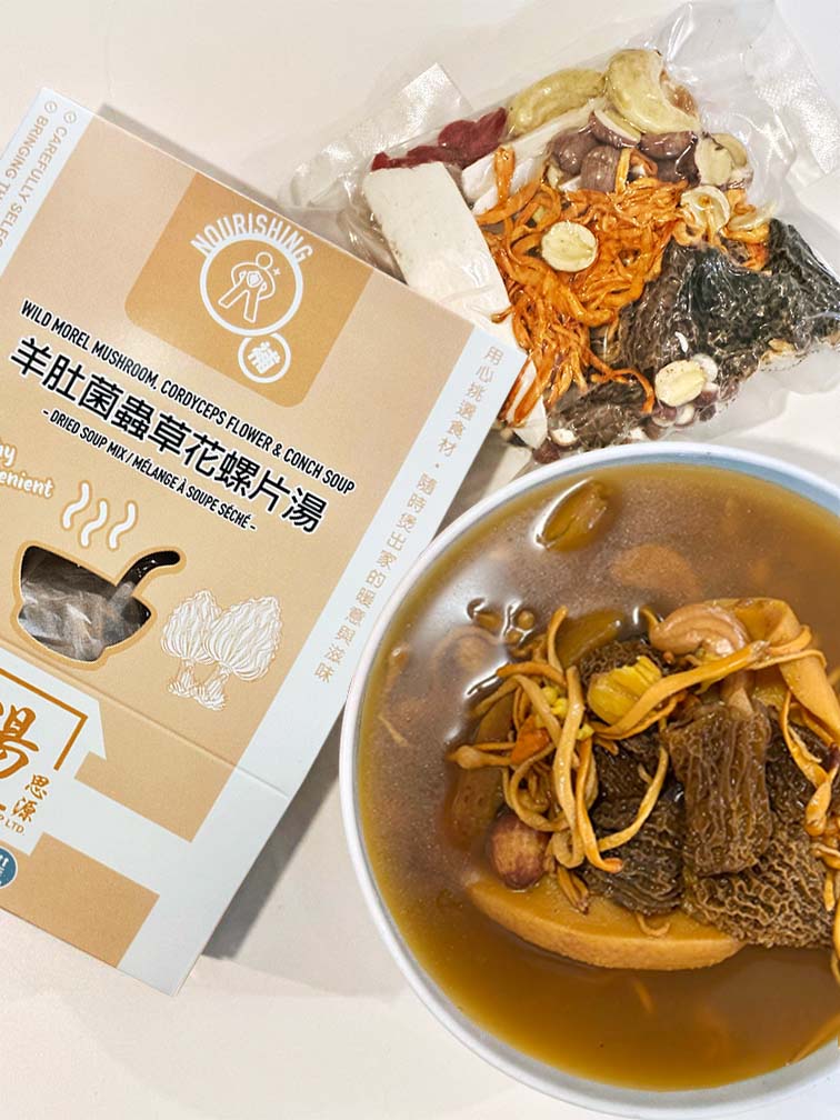Hong Kong style Wild Morel Mushroom, Cordyceps Flower and Conch Soup served in a bowl, shown with vacuum-sealed dried soup ingredients and packaged dried soup mix box by Attitude of Soup Ltd., premium ready-to-cook nourishing herbal soup pack made in Canada. 港式羊肚菌蟲草花螺片湯成品展示，湯碗內有野生羊肚菌與蟲草花，旁為真空包裝乾料及盒裝湯包，飲湯思源香港風味養生湯包，加拿大製造即煮湯料。
