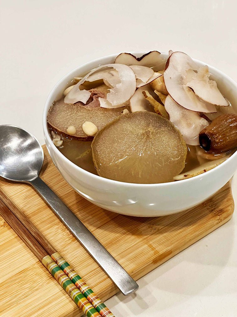 Close-up of prepared Heat Relieve Soup in a bowl - 川貝海底椰清熱湯 offering heat relief, phlegm reduction, and cough relief benefits with natural ingredients. 一碗已煮好的川貝海底椰清熱湯特寫，提供清熱止咳功效，採用天然食材。