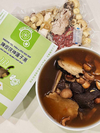 Hong Kong style Tangerine Peel, Poria and Lotus Seed Soup served in a bowl, displayed with vacuum-sealed dried herbal soup ingredients and packaged ready-to-cook nourishing soup mix by Attitude of Soup Ltd., premium Chinese herbal soup pack made in Canada. 港式陳皮茯神蓮子湯成品展示，湯碗內有陳皮、茯神及蓮子，旁為真空包裝乾料與盒裝即煮湯包，飲湯思源香港風味養生湯包，加拿大製造滋養湯料。