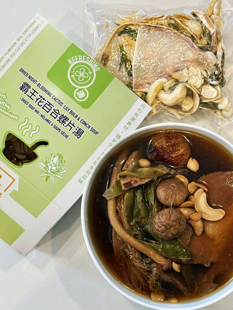 Hong Kong style Night-Blooming Cactus, Lily Bulb and Conch Soup served in a bowl, displayed with vacuum-sealed dried herbal ingredients and packaged ready-to-cook Chinese soup mix by Attitude of Soup Ltd., premium nourishing soup pack made in Canada. 港式霸王花百合螺片湯成品展示，湯碗內有霸王花、百合及螺片，旁為真空包裝乾料與盒裝即煮湯包，飲湯思源香港風味養生湯包，加拿大製造滋養湯料。