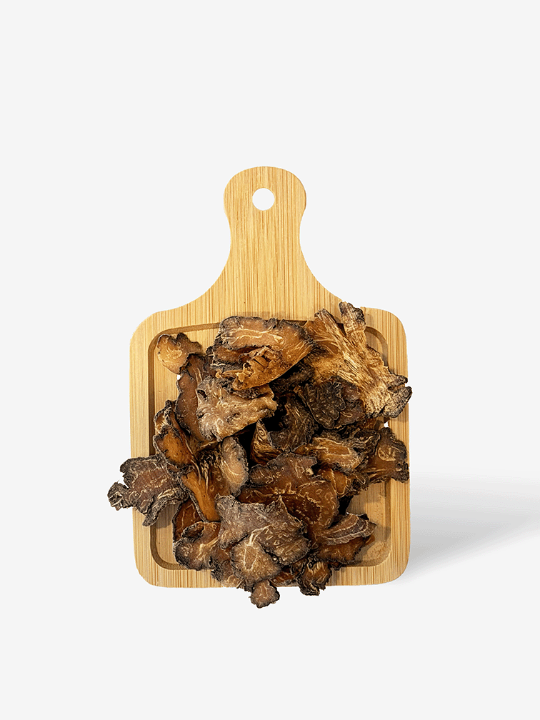 Dried Chuan Xiong Szechuan lovage rhizome slices displayed on a bamboo serving board 乾製川芎根莖片，整齊展示於竹製托盤上