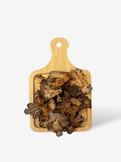 Dried Chuan Xiong Szechuan lovage rhizome slices displayed on a bamboo serving board 乾製川芎根莖片，整齊展示於竹製托盤上