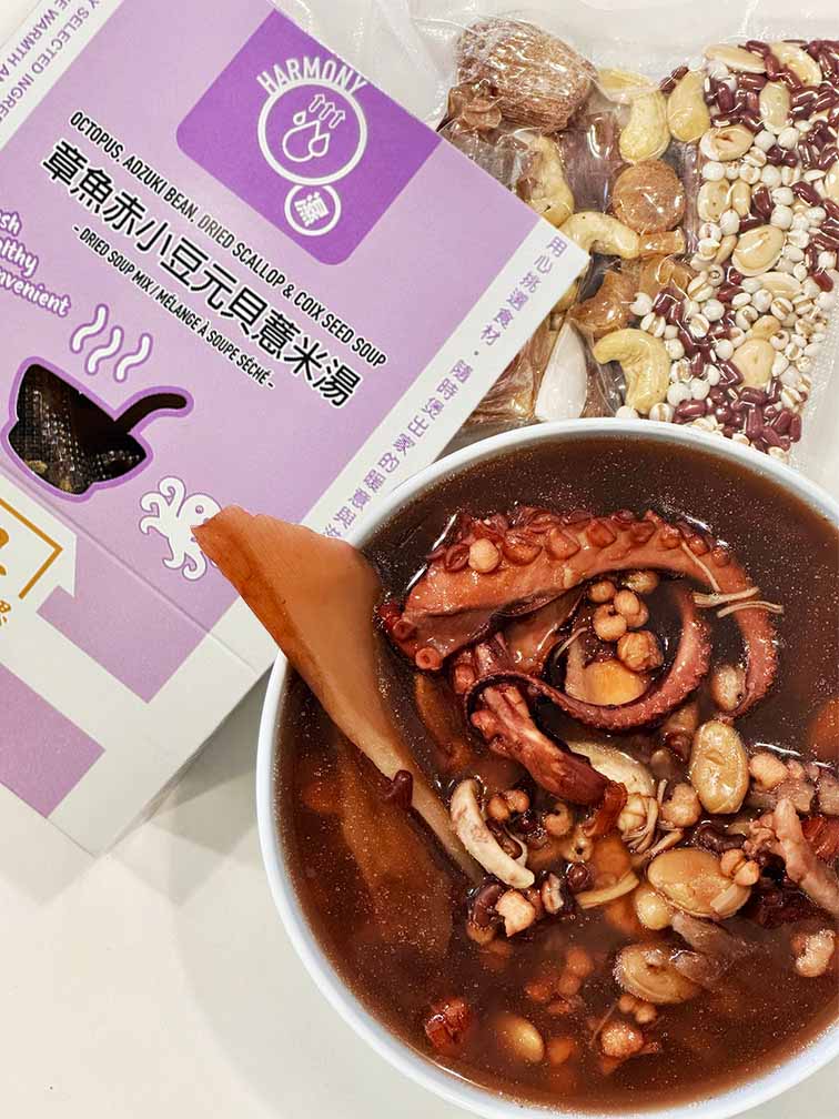 Hong Kong style Octopus, Adzuki Bean, Dried Scallop and Coix Seed Soup served in a bowl, shown with vacuum-sealed dried ingredients and ready-to-cook Chinese herbal soup mix packaging by Attitude of Soup Ltd., premium nourishing soup pack made in Canada. 港式章魚赤小豆元貝薏米湯成品展示，湯碗內有章魚、赤小豆、元貝及薏米，旁為真空包裝乾料與盒裝即煮湯包，飲湯思源香港風味養生湯包，加拿大製造滋養湯料。