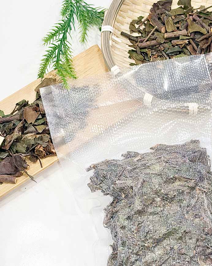Dried Mulberry Mistletoe (Sang Ji Sheng) Chinese herbal soup ingredient with vacuum-sealed packaging, commonly used in Hong Kong–style Chinese soups. 桑寄生乾料食材與真空包裝展示，常用於港式湯水的中式煲湯材料。
