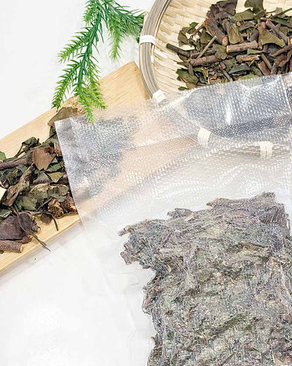 Dried Mulberry Mistletoe (Sang Ji Sheng) Chinese herbal soup ingredient with vacuum-sealed packaging, commonly used in Hong Kong–style Chinese soups. 桑寄生乾料食材與真空包裝展示，常用於港式湯水的中式煲湯材料。