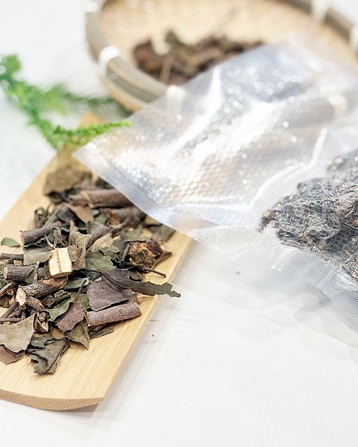 Close-up of dried Mulberry Mistletoe (Sang Ji Sheng) pieces used as a traditional Chinese soup ingredient. 桑寄生乾品食材特寫，為港式煲湯常用的中式湯料之一。