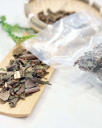 Close-up of dried Mulberry Mistletoe (Sang Ji Sheng) pieces used as a traditional Chinese soup ingredient. 桑寄生乾品食材特寫，為港式煲湯常用的中式湯料之一。