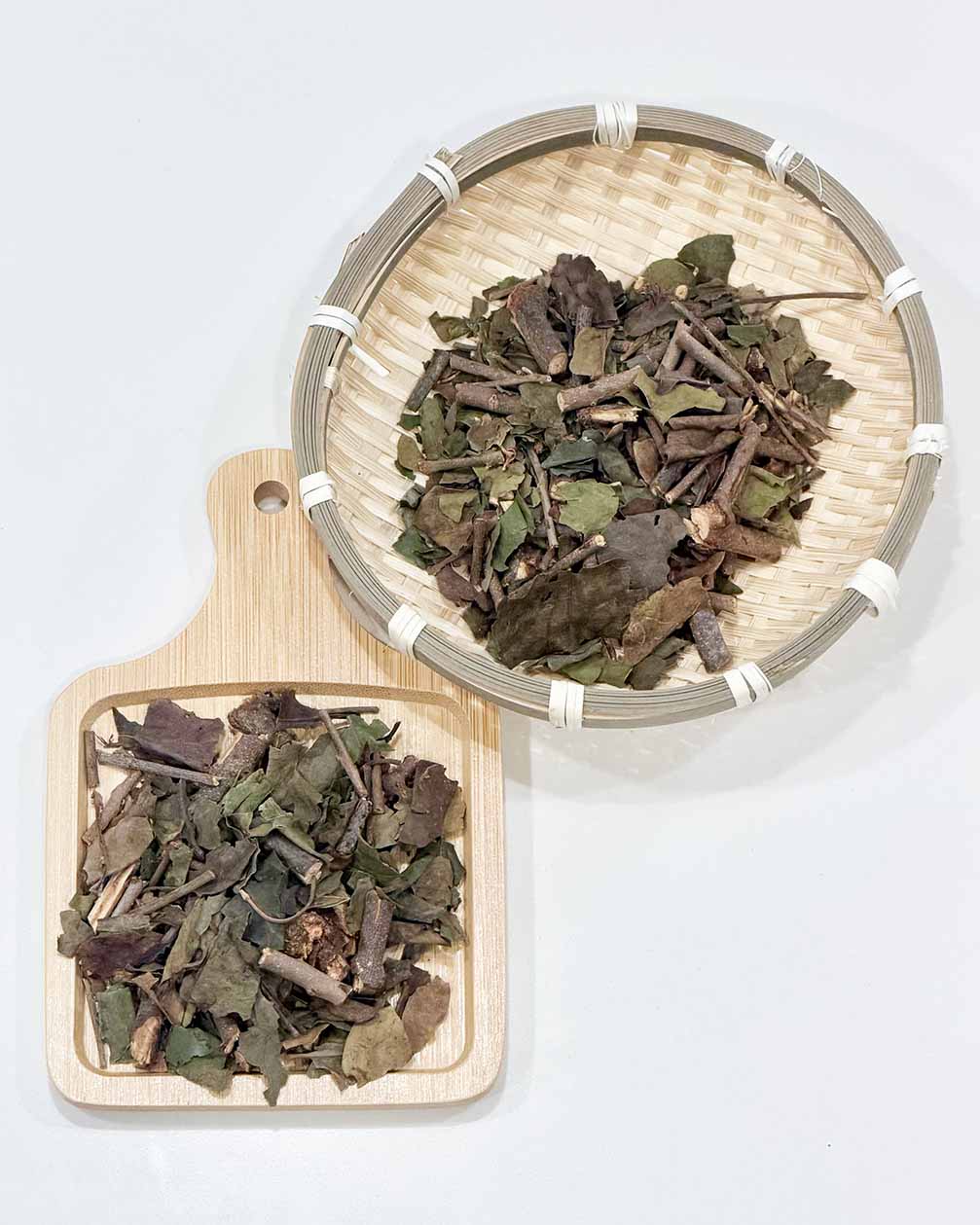 Dried Mulberry Mistletoe (Sang Ji Sheng) Chinese soup ingredient displayed on bamboo tray and wooden board. 桑寄生乾料食材展示於竹篩與木砧板上，常見於港式湯水食材。