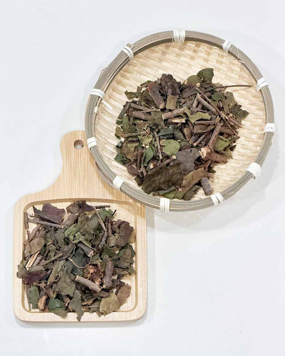 Dried Mulberry Mistletoe (Sang Ji Sheng) Chinese soup ingredient displayed on bamboo tray and wooden board. 桑寄生乾料食材展示於竹篩與木砧板上，常見於港式湯水食材。