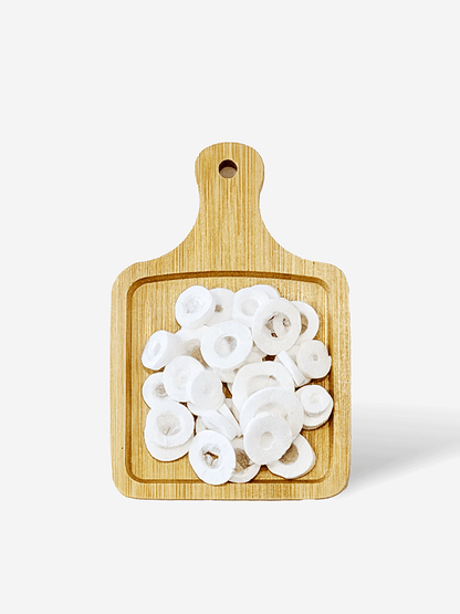 Tong Cao (Rice Paper Plant Pith) dried soup ingredient slices on wooden board. 通草（Rice Paper Plant Pith）乾湯料單品切片放在木砧板上