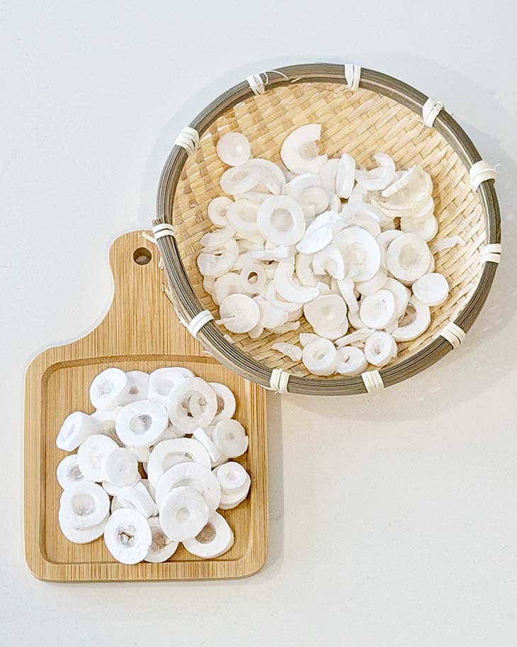 Tong Cao (Rice Paper Plant Pith) dried soup ingredient slices in basket and on wooden board 通草（Rice Paper Plant Pith）乾湯料切片放在竹籃及木砧板上