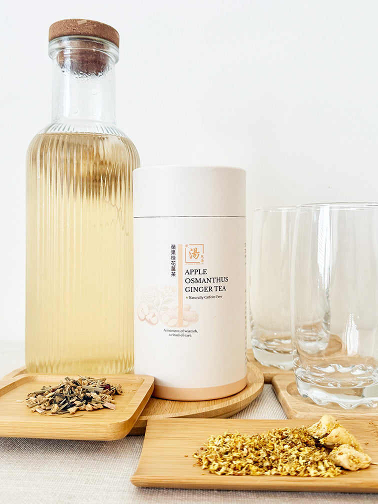Apple Osmanthus Ginger Tea cold brew bottle with glasses and dried osmanthus, ginger, and apple tea ingredients 蘋果桂花薑茶冷泡瓶、玻璃杯及桂花、薑片、蘋果茶料擺設