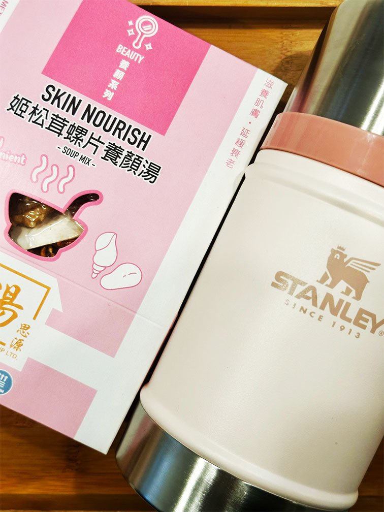 The Stanley food jar in Rose Quartz is paired with soup packets from Attitude of Soup ltd. to help you drink soup anytime, anywhere. 玫瑰粉色的Stanley燜燒壺配上飲湯思源的湯料包，助你隨時隨地飲湯