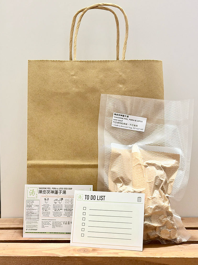 Eco-friendly minimalist packaging featuring a kraft paper bag, vacuum-sealed Chinese herbal soup ingredients, instruction card, and reusable to-do list card designed to reduce waste. 環保極簡包裝設計，展示牛皮紙袋、真空密封中式湯料包、湯包資訊卡及可重用待辦清單卡，體現減少浪費的包裝理念。