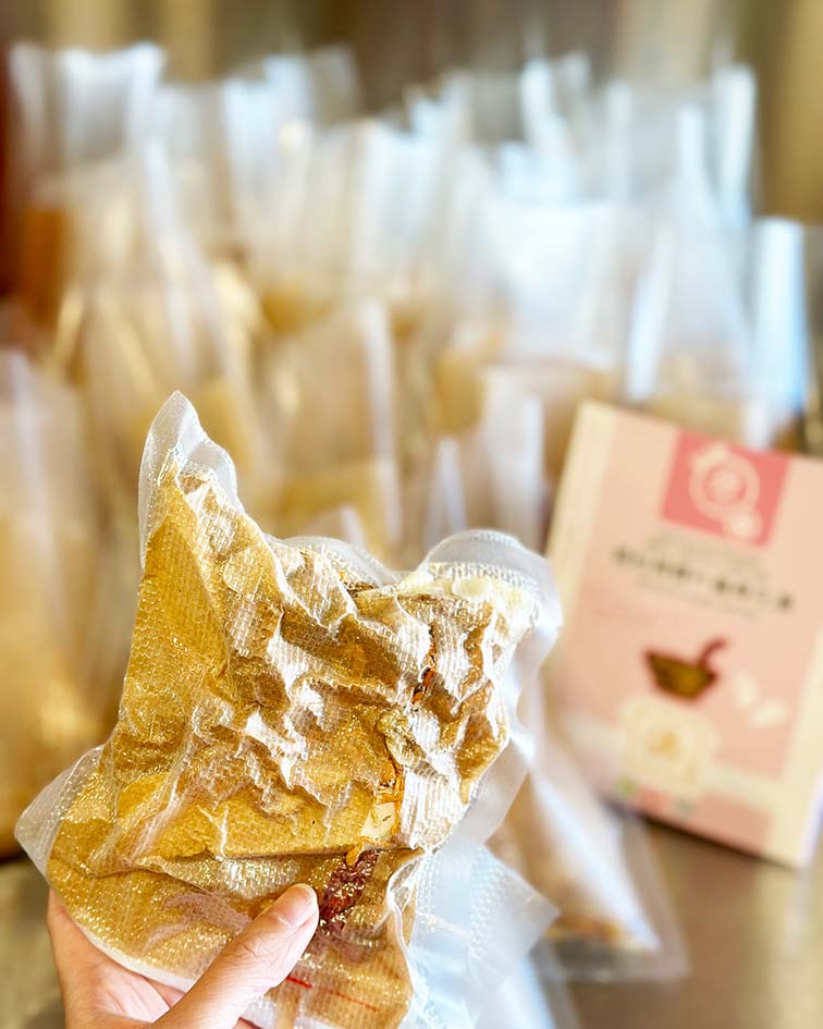 Hong Kong style Agaricus Blazei, Conch and Cordyceps Flower Soup Pack with minimalist packaging and vacuum-sealed dried ingredients, healthy ready-to-cook herbal soup mix.港式姬松茸螺片蟲草花湯包極簡包裝設計，搭配真空密封乾料食材，健康方便即煮養生湯包。