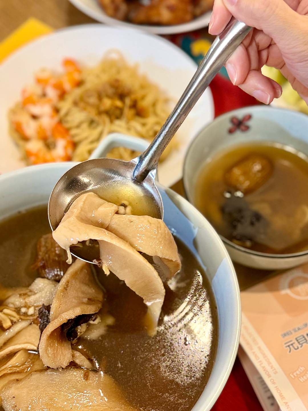 Close-up of dried scallop and conch soup being served, showing clear broth and tender ingredients from a ready-to-cook Hong Kong-style soup pack.元貝螺片南棗淮山湯特寫，湯色清澈，螺片與湯料口感清晰，展示可加水烹調的港式湯包成品。