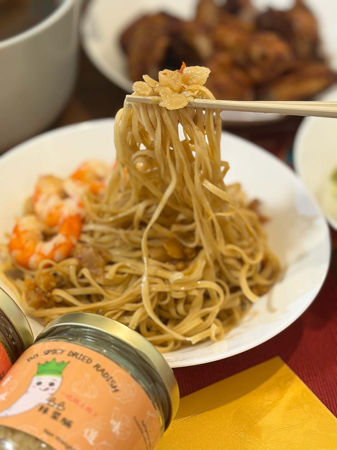 BB spicy dried radish served over noodles, ready-to-eat preserved radish adding savory flavour to an easy home-cooked meal. BB 辣菜脯配麵食示意，開封即可食用的辣菜脯作為家常餐桌的惹味配搭。