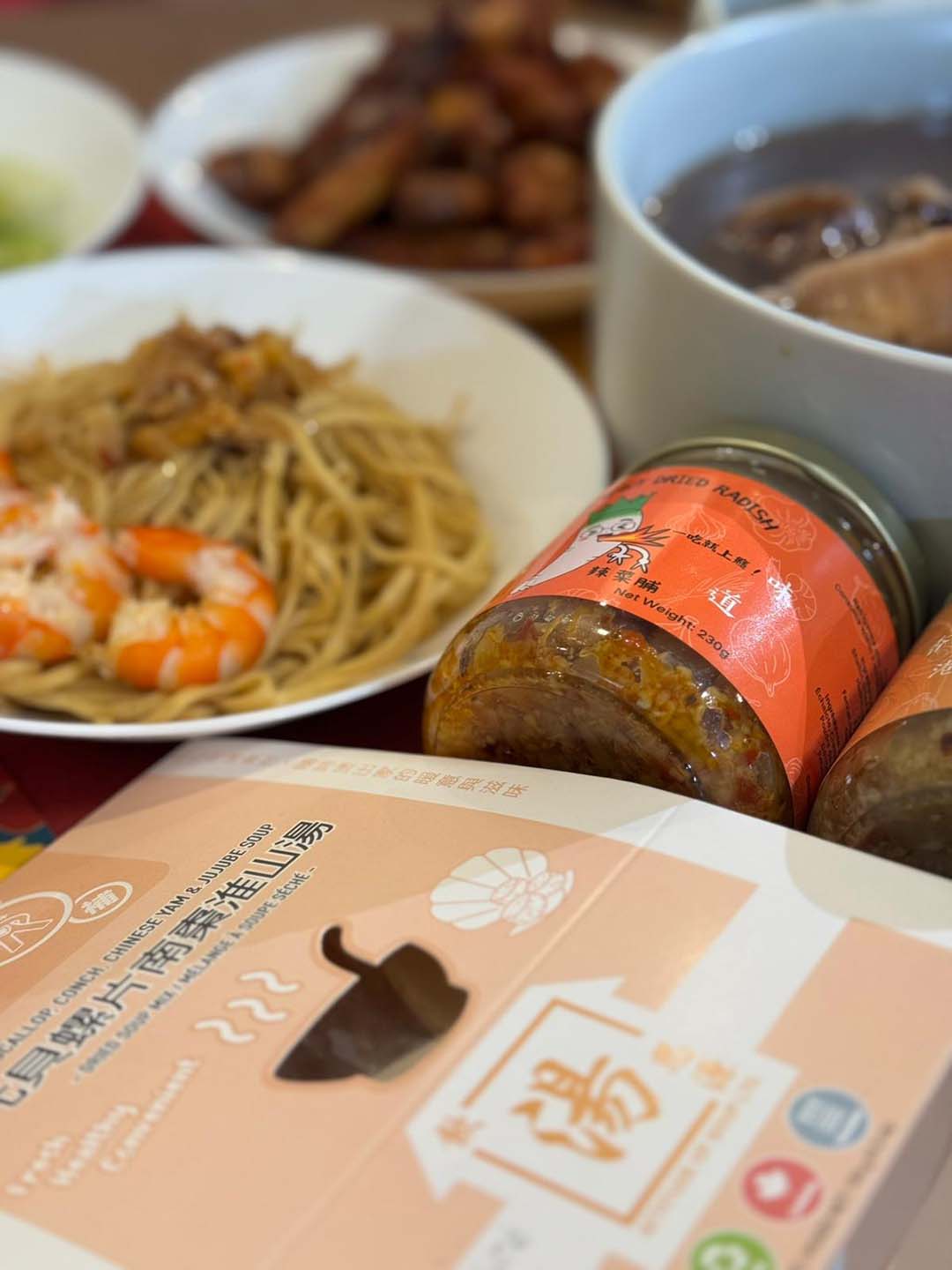 New Year home table setup featuring BB spicy dried radish and dried scallop conch soup pack, designed for simple Hong Kong-style home cooking. 新年家常餐桌擺設，展示 BB 辣菜脯與元貝螺片南棗淮山湯包，適合簡單準備的港式家常料理。